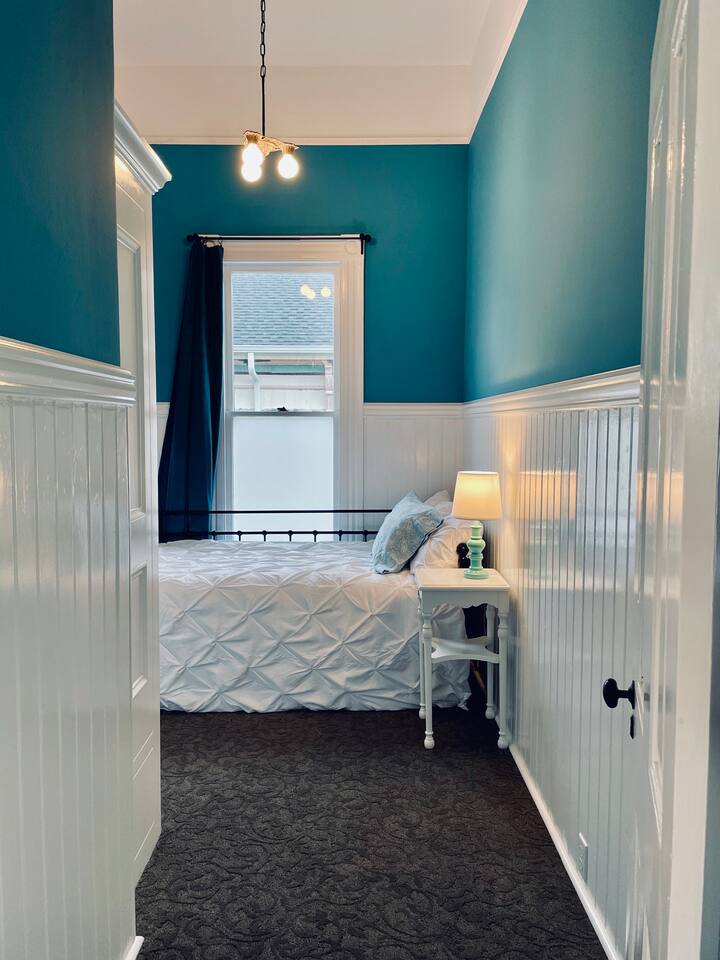 Twin bedroom