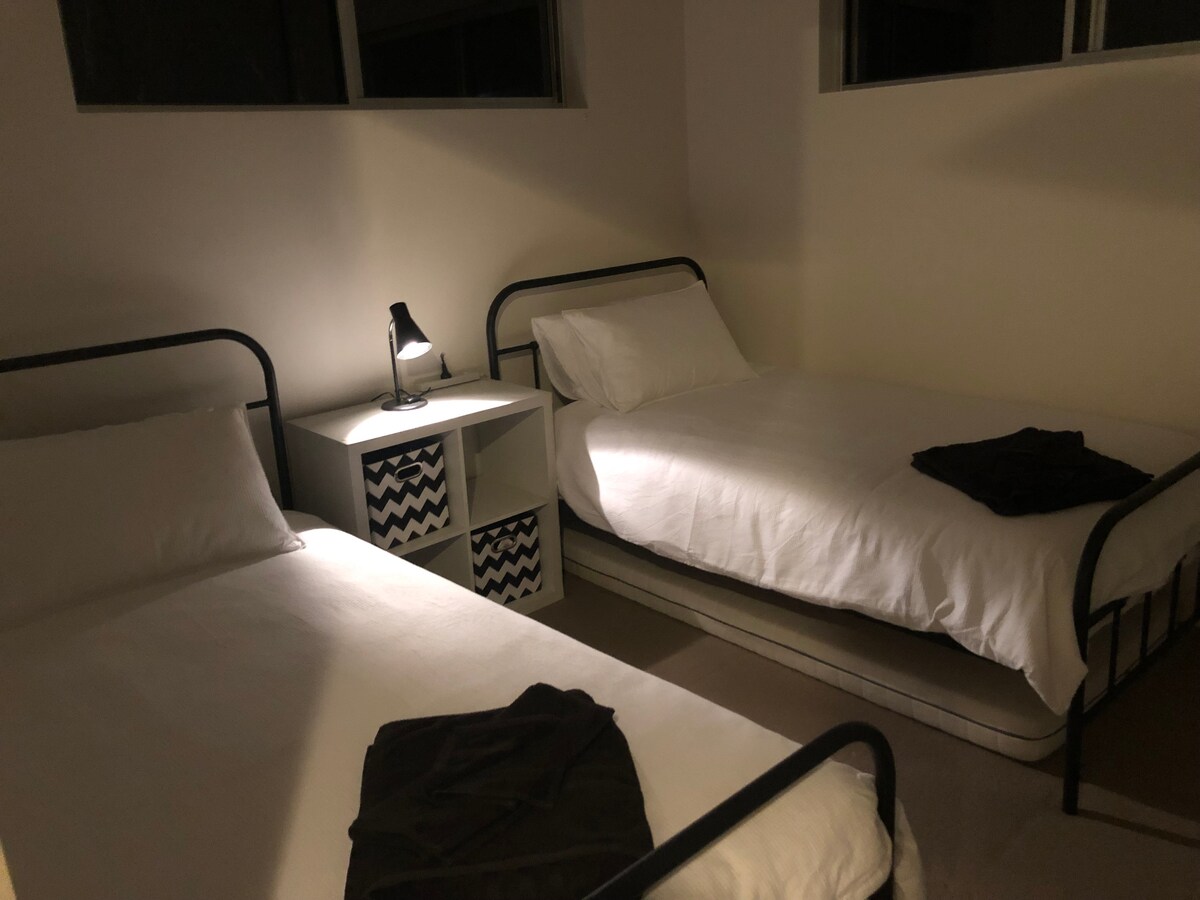 2 × سرير فردي كبير ملاءات عالية الجودة تعني أنك تحظى بنوم ليلي رائع
#relax@BrightonBeachRetreat 