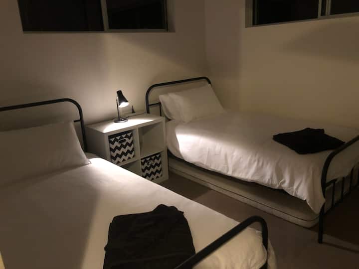 2 מיטות קינג סייז מצעים איכותיים מאפשרים לכם לישון טוב בלילה
#relax@BrightonBeachRetreat 