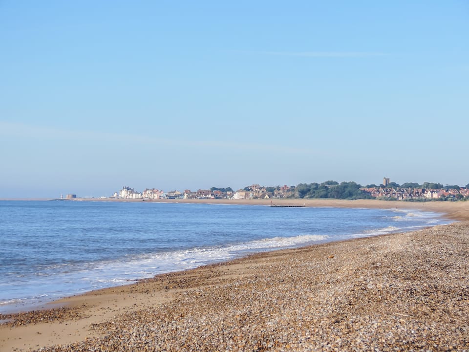 2 Ogilvie Lodge, Thorpeness, A seaside 3 bedroom apartment in Thorpeness - Close to the beach, Thorpeness Meare, Golf & Country Club - Managed by Aldeburgh Coastal Cottages — photo 1
