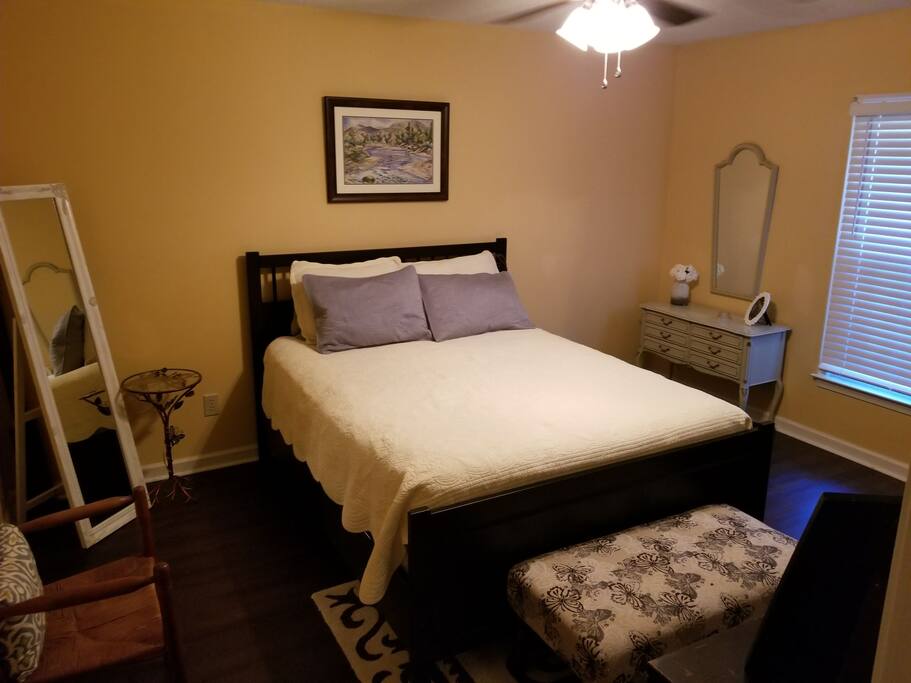 Guest Bedroom always with fresh linens and a Simmons Beautrest queen size mattress.