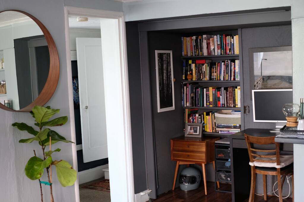 Small Workspace, fast wifi