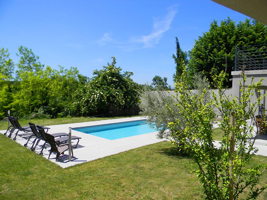 La piscine et les transats vous attendent