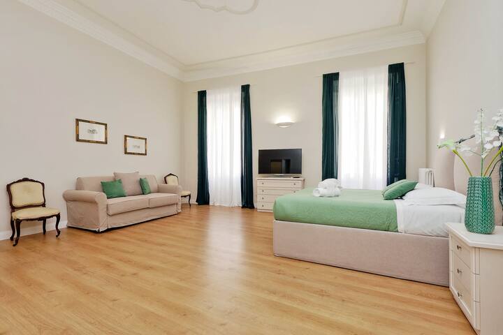 AN AMAZING SUITE OF 200 MQS IN FRONT OF COLOSSEUM gallery image 2