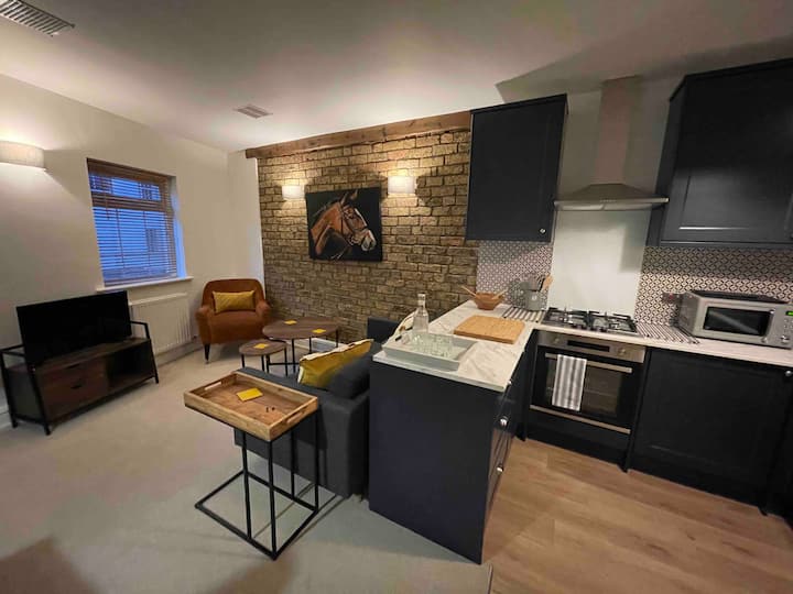 Luxury Central Cheltenham Apartment Apartments for Rent in