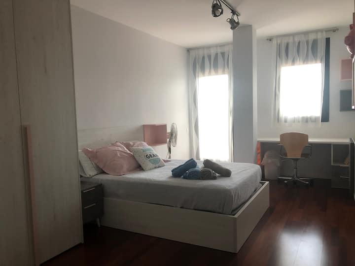 Bedroom with 135 x 190 bed