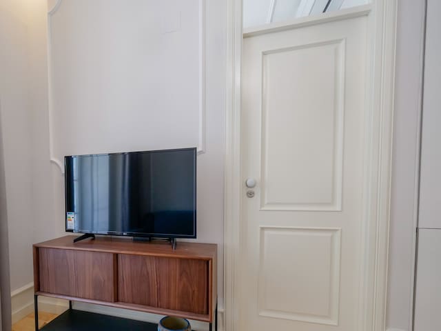 Augusta 229-4E-City Center Apt- Balcony & Elevator gallery image 4