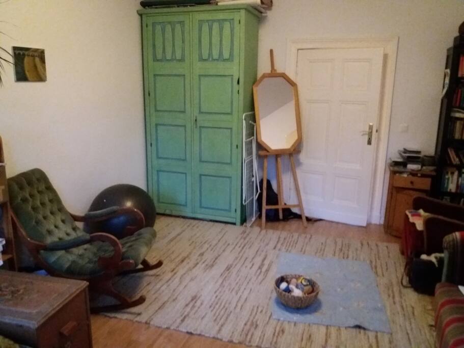 Zimmer 1 mit Schaukerstuhl, Sessel und Sofa