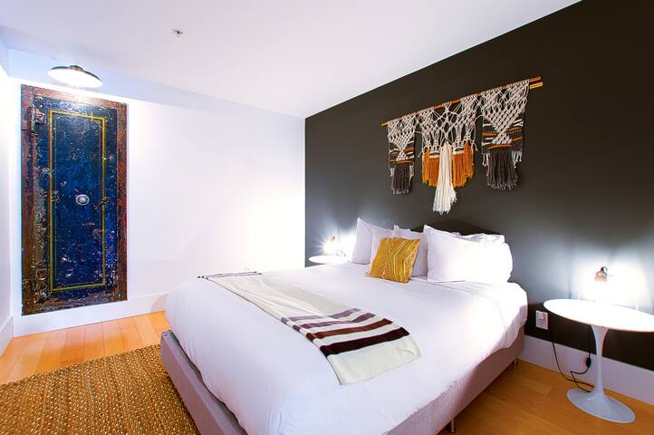 303 – Lofts St-Joseph – Par Les Lofts Vieux-QC gallery image 4