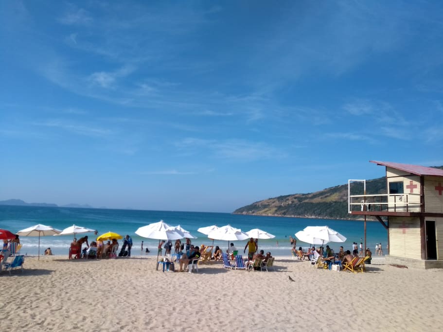 A praia é logo em frente!