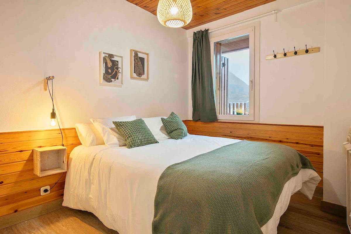 Room with double bed 135x190, and with beautiful direct views of the village of Betren and the ski resort of Baqueira Beret