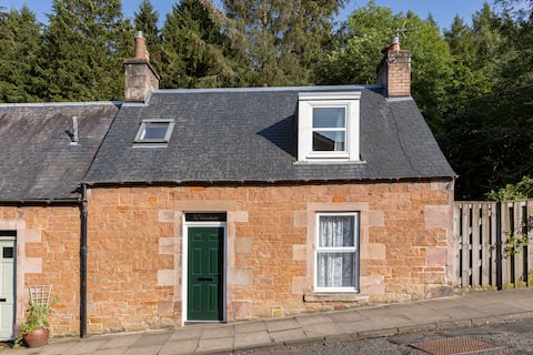 Charming 2 bed Cottage in the heart of Melrose.