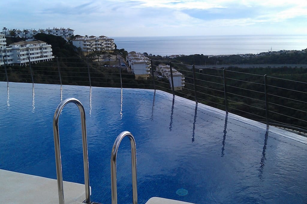 Infinity pool, dat behoort bij gebouw D. Uitzicht op zee.