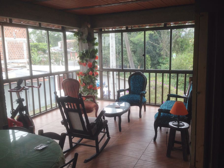 Sala con vista al jardin