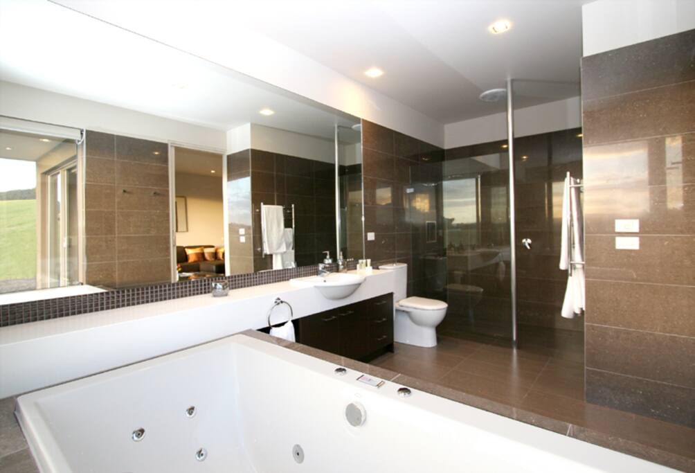 Chocolate Suite spa bathroom