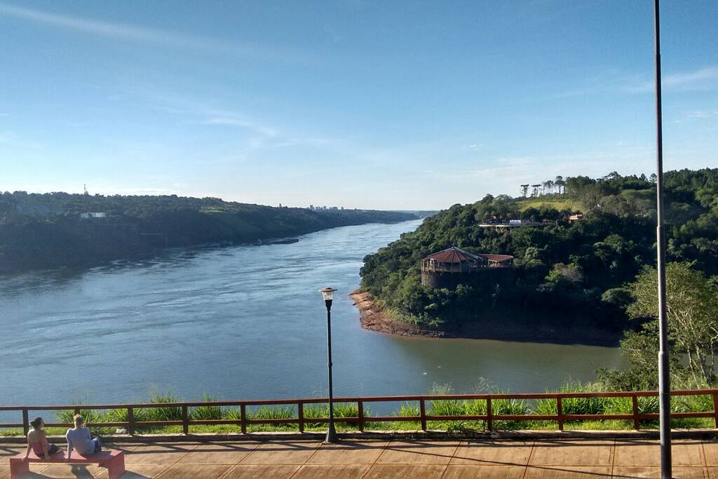 Hito Tres Fronteras, a 6 cuadras.