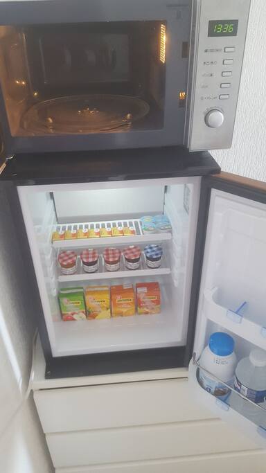 Petit réfrigérateur à disposition avec de quoi faire un petit déjeuner.