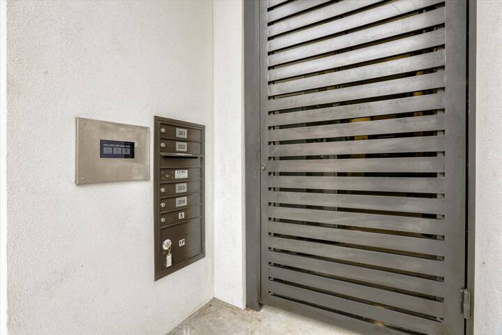 3-Story Luxury Residence- French Quarter-Unit 201 gallery image 4