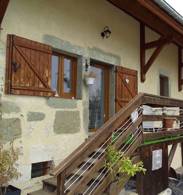 Entrée indépendante avec petite terrasse privée exposée plein sud