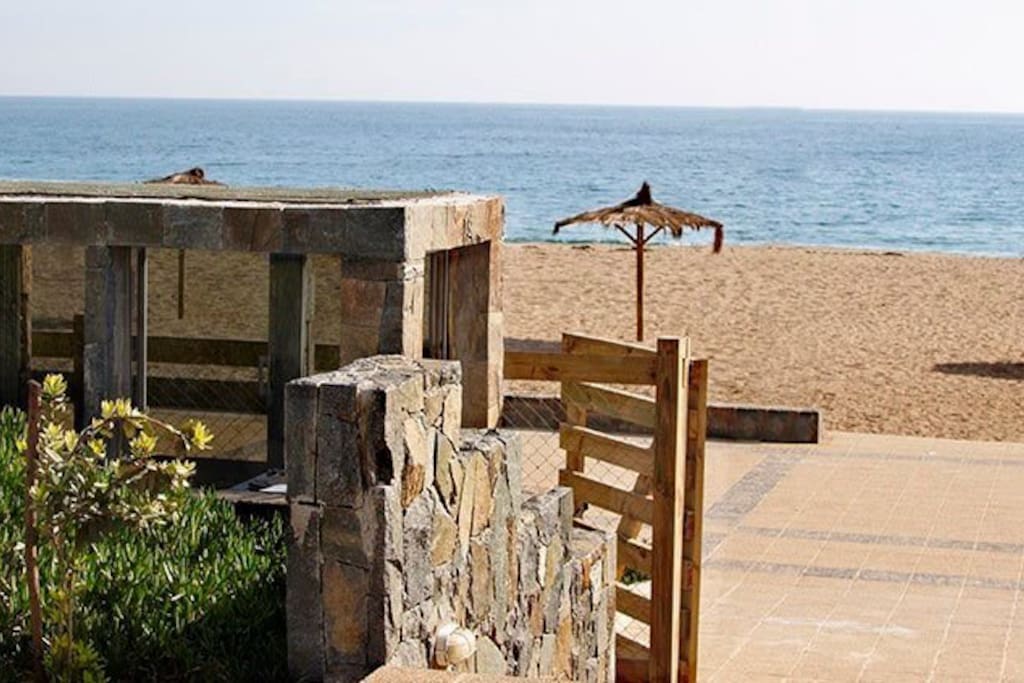 Vista de la salida hacia la playa (acceso controlado)