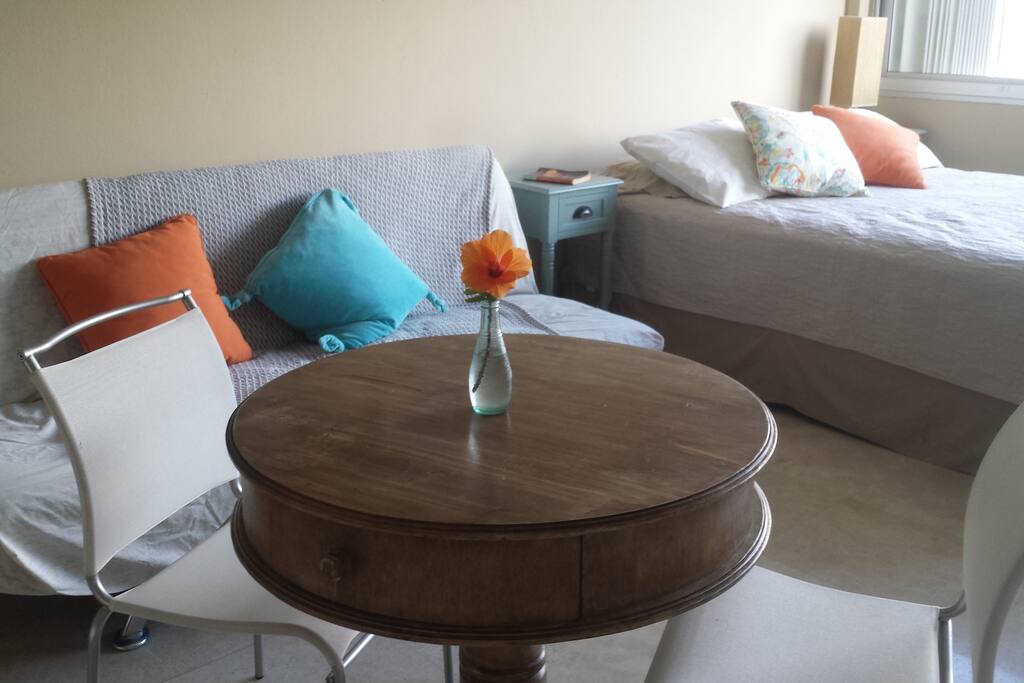 Lo 9p studio's dining table, fouton/sofa and bed