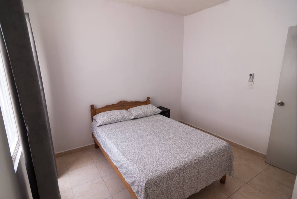 Habitación con cama doble