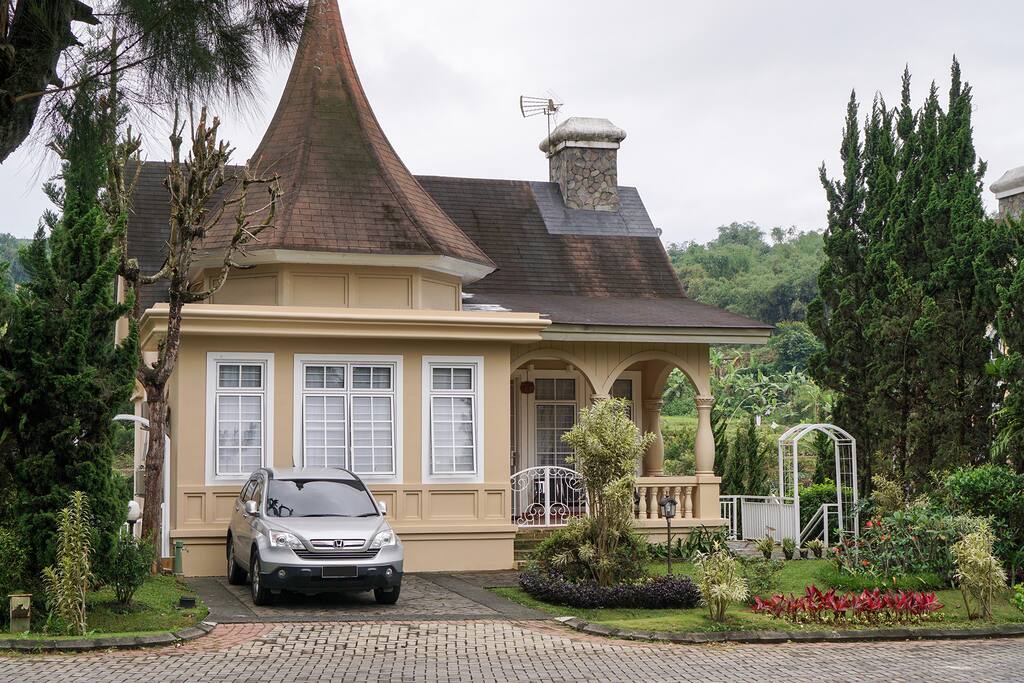 Villa Kota Bunga, Cipanas Puncak Kota Air 1 Villas for Rent in Cipanas, Jawa Barat, Indonesia Villa Kota Bunga, Cipanas Puncak Kota Air 1 Villas for Rent in Cipanas, Jawa Barat, Indonesia