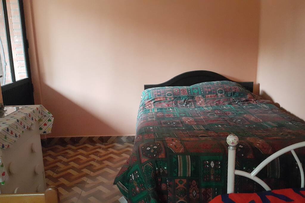 Cama de dos plazas y Cómoda para ropa