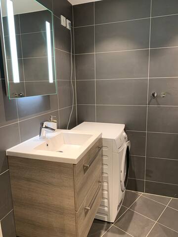 City center modern new 2BD apt. gallery image 3