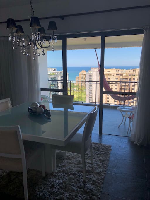 Sala de jantar com vista para o mar.
