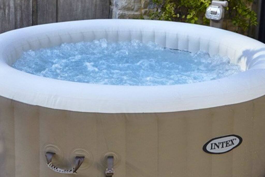 Jacuzzi installé aux beaux jours