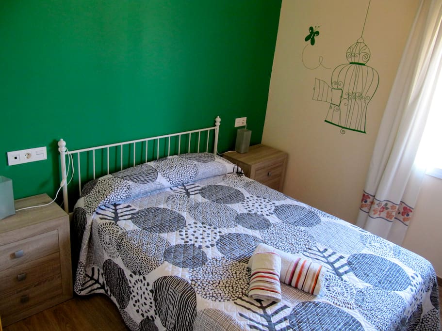 Habitación con cama doble estándar y decoración muy cuidada