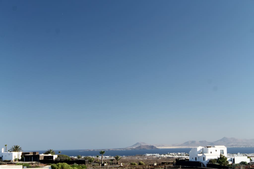 Vistas de las cuales podremos disfrutar desde la terraza de casa .Fuerteventura ,Isla de Lobos y Playa Blanca.