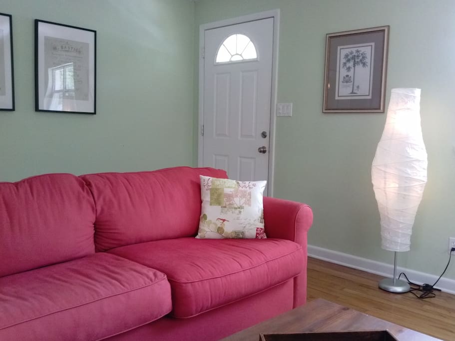 Newly renovated, spacious, and comfortable with beautiful hardwood floors and lots of natural light and a bar overlooking the kitchen. The sofa in the living room pulls out to make a 2nd queen size bed.
