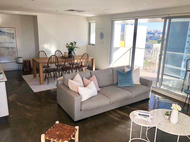 Huge 4-6 person apartment w carpark & gym gallery image 5