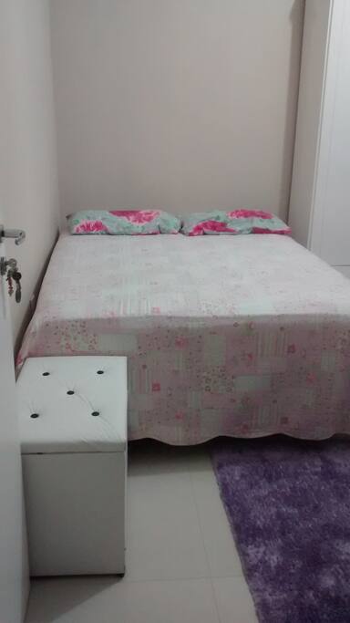 Suíte Rosa
Com 1 cama de casal e 1 cama de solteiro.
1 roupeiro