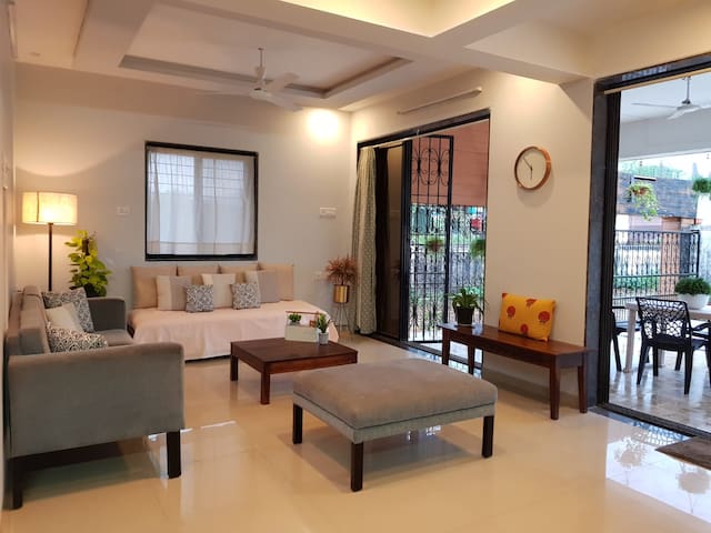 Newly Renovated Modern 2BHK apartment with Garden