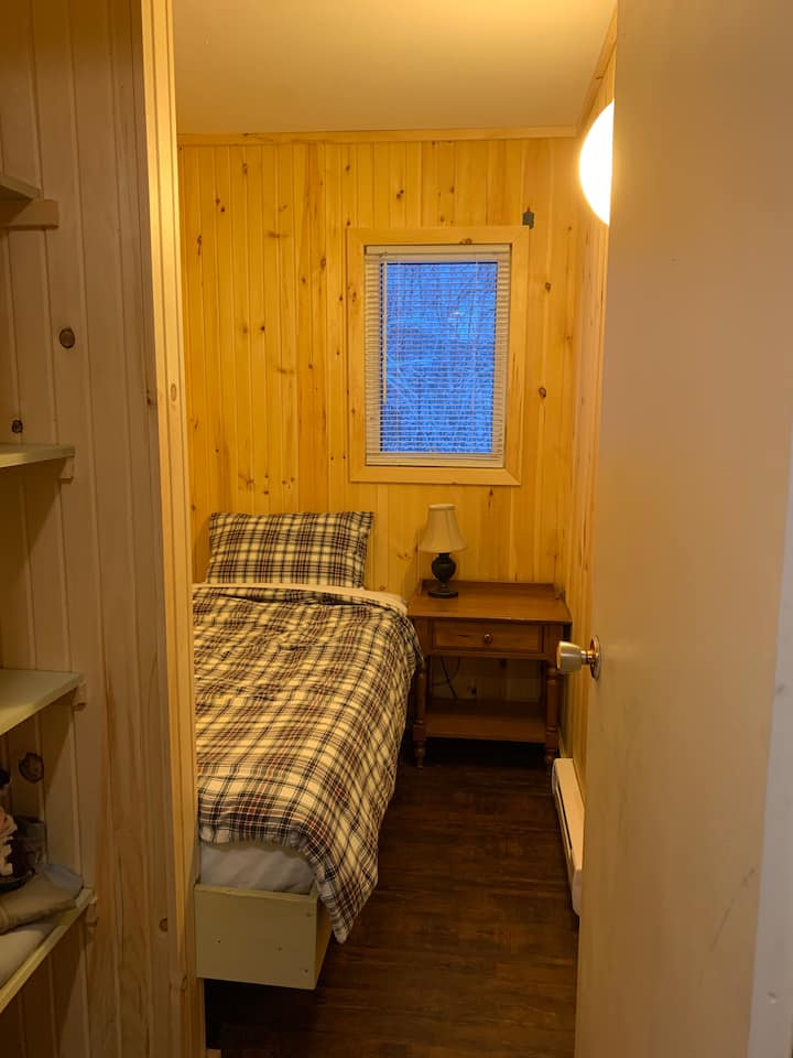 Bedroom with single bed