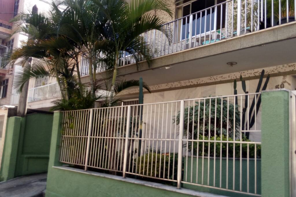 Vista parcial da entrada do prédio
