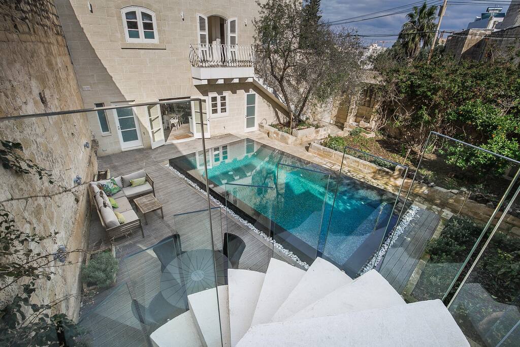 Guesthouse and Pool