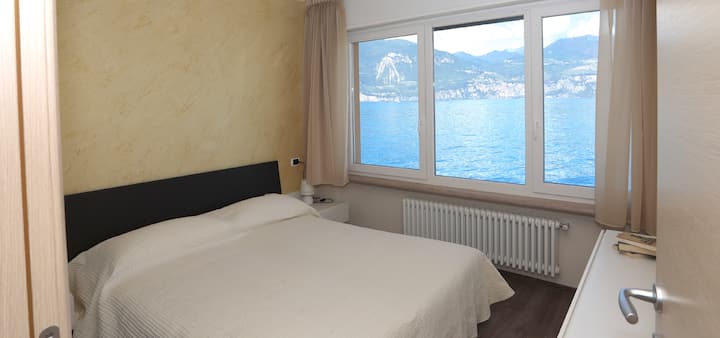 Საძინებელი ორადგილიანი საწოლით, ტბაზე სამუშაო მაგიდით
