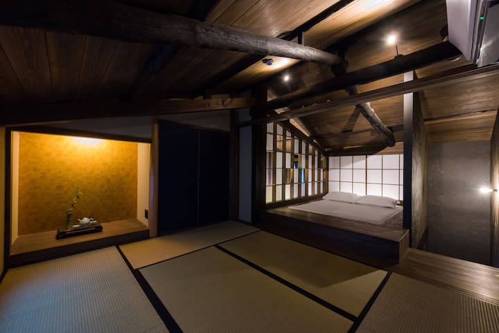 Druhé poschodie je rozdelené do dvoch izieb, jedna s Tatami a druhá s manželskou posteľou Simons Queen.Druhé poschodie je rozdelené na dve izby oddelené japonskými papierovými posuvnými dverami.Na jednej strane je rohož tatami s futónom a dvojlôžkom Simmons na jednej strane.