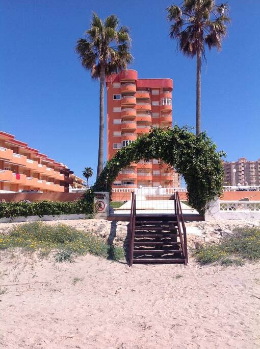 Acceso a la urbanización desde la playa