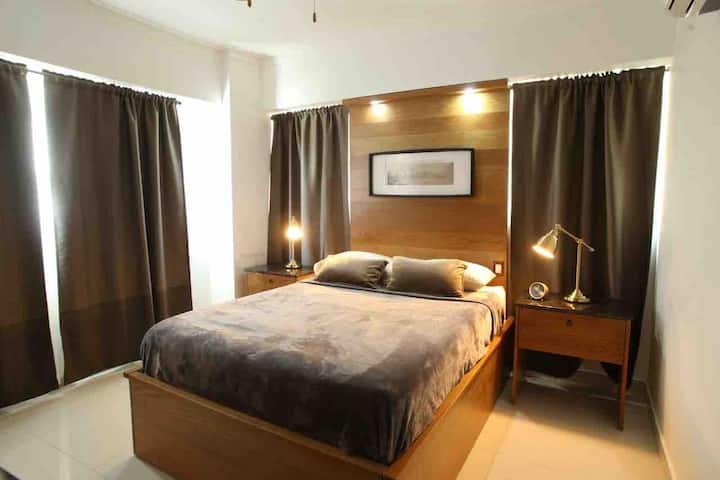 ห้องนอนพร้อมเตียงควีนไซส์