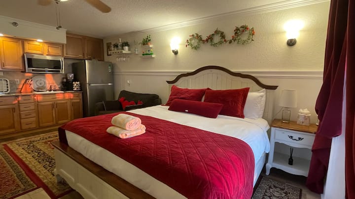 Საღამოს ხედი სტუდიაზე…
ძალიან კომფორტული (სტუმრის რეკომენდაციების მიხედვით:) დიდი ზომის საწოლი.