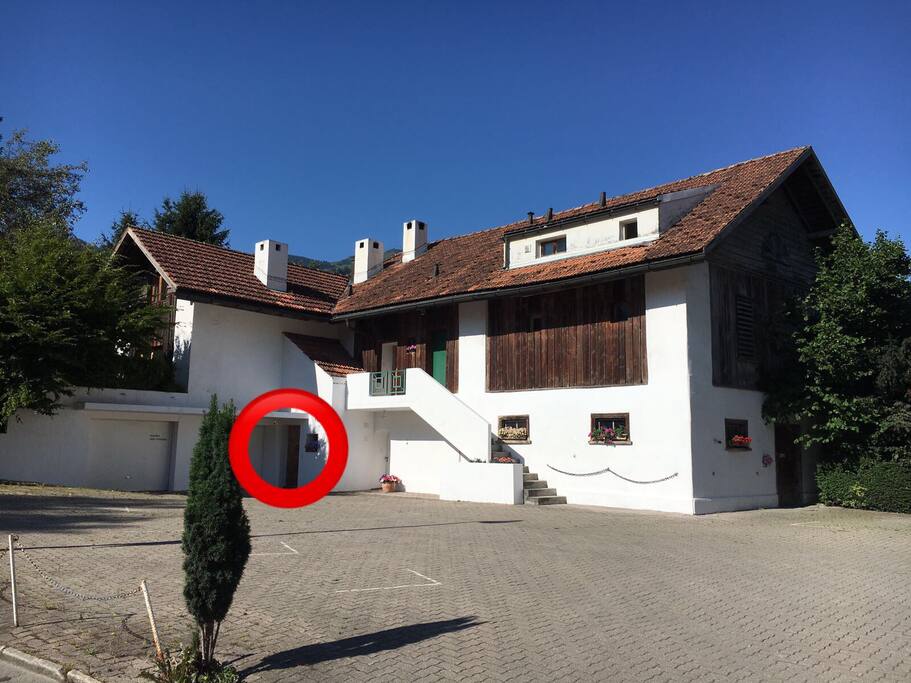 Eingangstür eingekreist im roten Kreis.