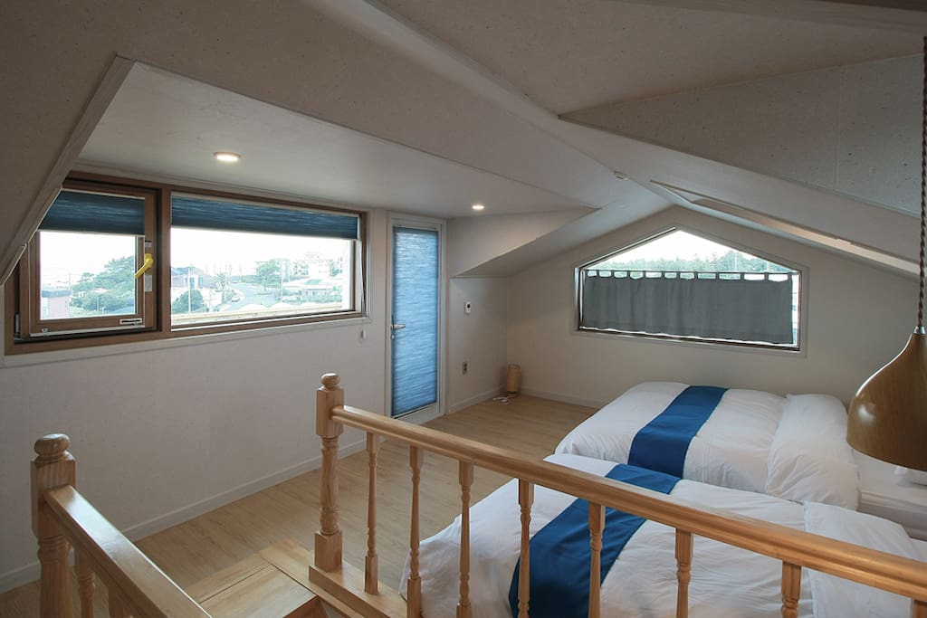 윗층 침실. Upstairs Bedroom