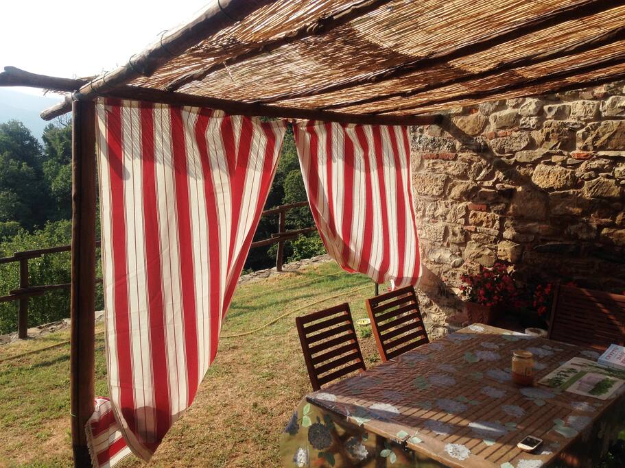 Il patio esterno con tavolo per per pranzare cenare o fare colazione all'aria aperta