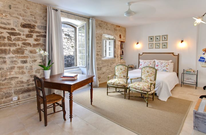 Chambre Voltaire: a third bedroom is available for guest use (which has a basin). Guests using this bedroom can use the bathroom on the ground floor. 