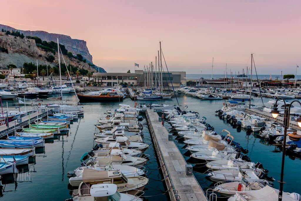 Petit dejeuner paisible en contemplation devant le Cap Canaille et le port de Cassis...
